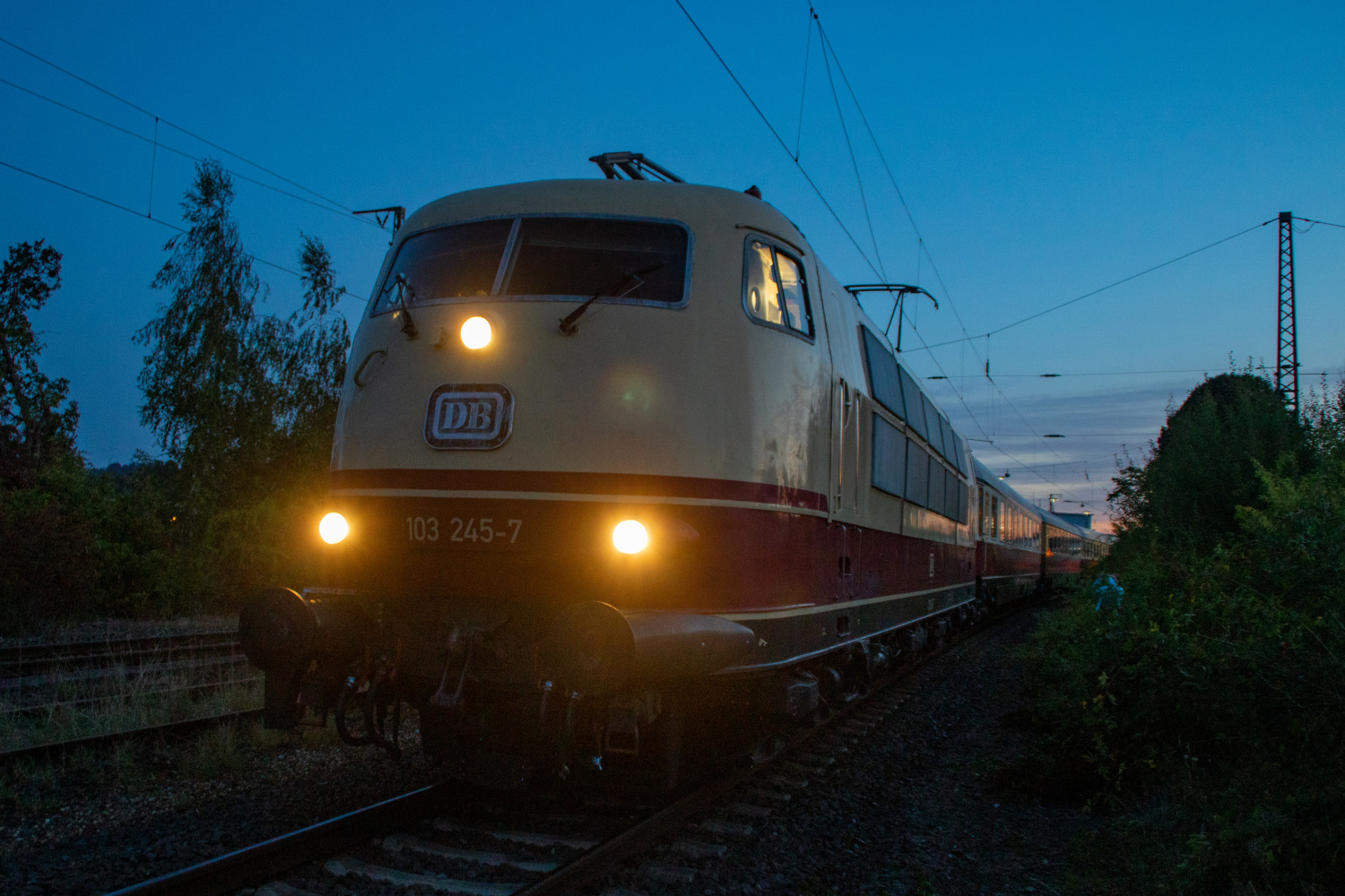 103 245 steht mit ihrem TEE Sonderzug im Bahnhof Lollar, aufgenommen am 19.09.2020.