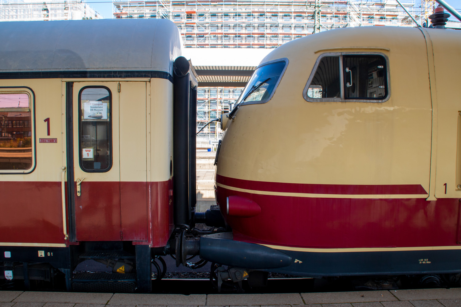 103 245 hängt an ihrem Sonderzug im Bahnhof Nürnberg Hbf, aufgenommen am 19.09.2020.