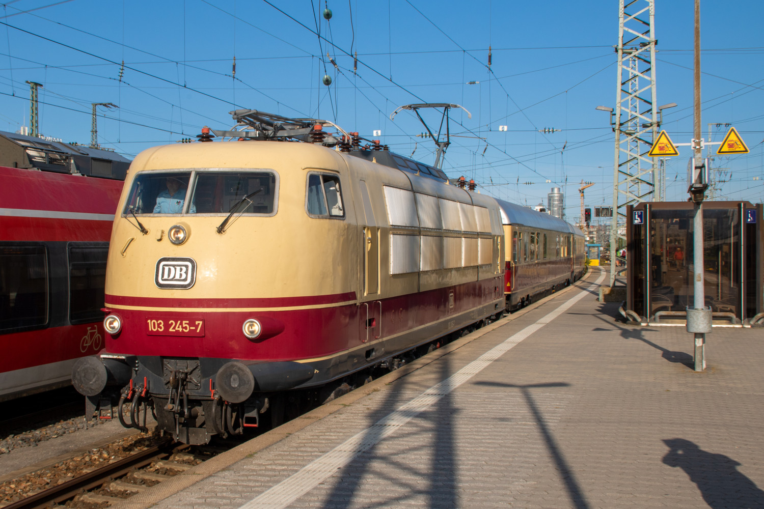 103 245 erreicht mit Sonderzug den Bahnsteig im Bahnhof Nürnberg Hbf, aufgenommen am 19.09.2020.