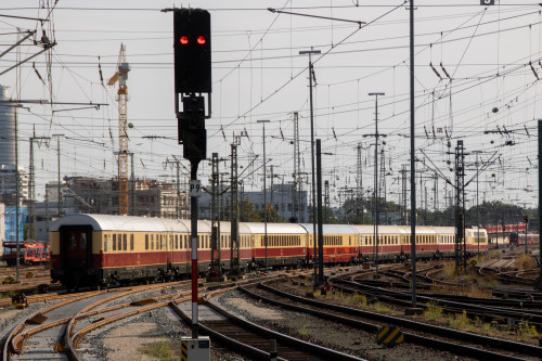 103 245 rangiert ihren Sonderzug im Bahnhof Nürnberg Hbf, aufgenommen am 19.09.2020.