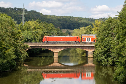 146 255 schiebt ihren Zug aus Doppelstockwagen über die Lahnbrücke bei Marburg-Gisselberg, aufgenommen am 04.08.2019.