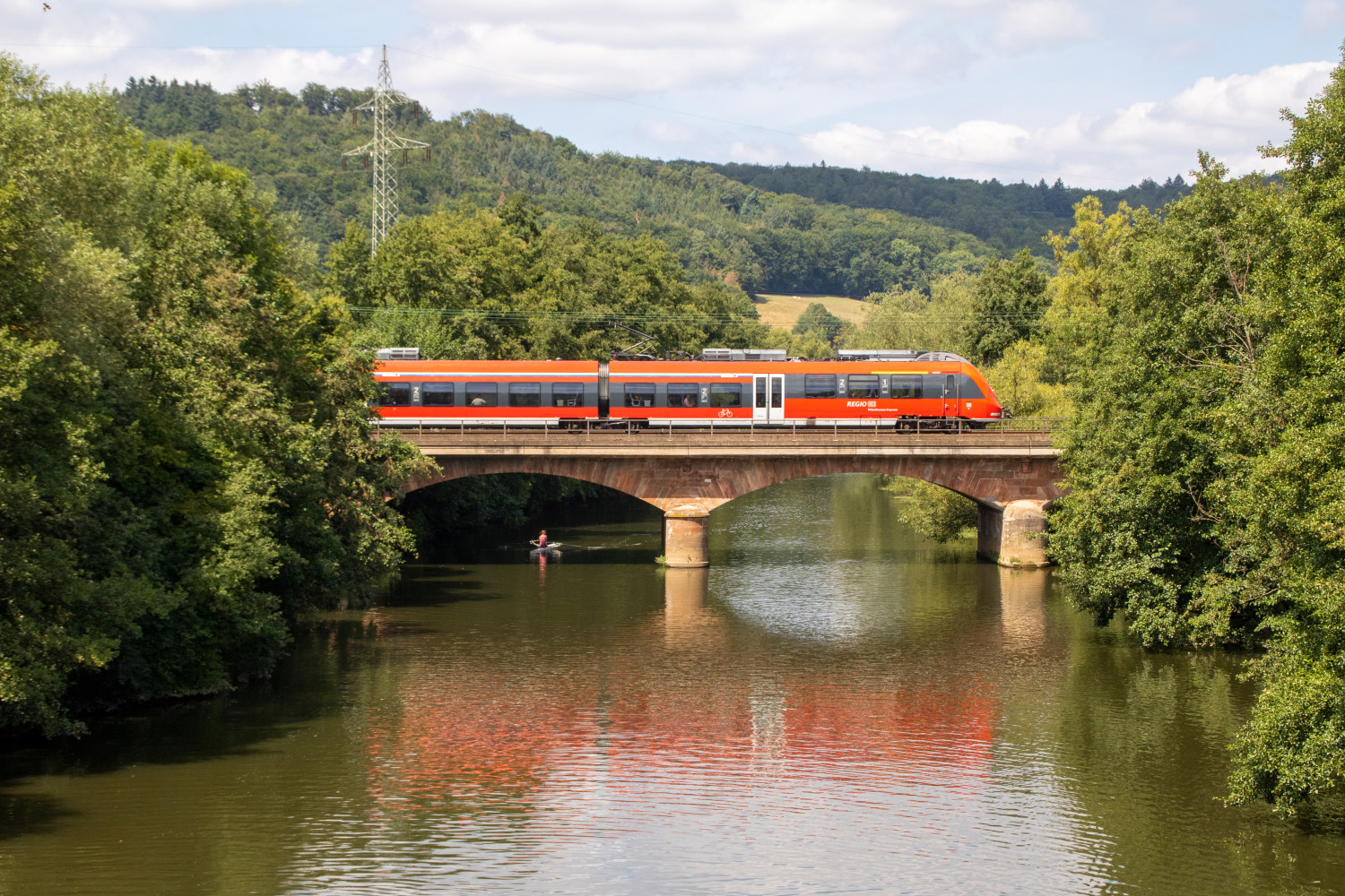 442 110 überquert die Lahnbrücke bei Marburg-Gisselberg, aufgenommen am 04.08.2019.