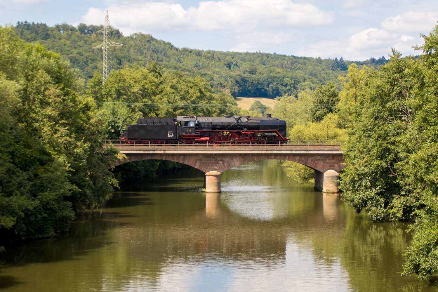Schnellzugdampflok 01 118 überquert die Lahnbrücke bei Marburg-Gisselberg, aufgenommen am 04.08.2019.