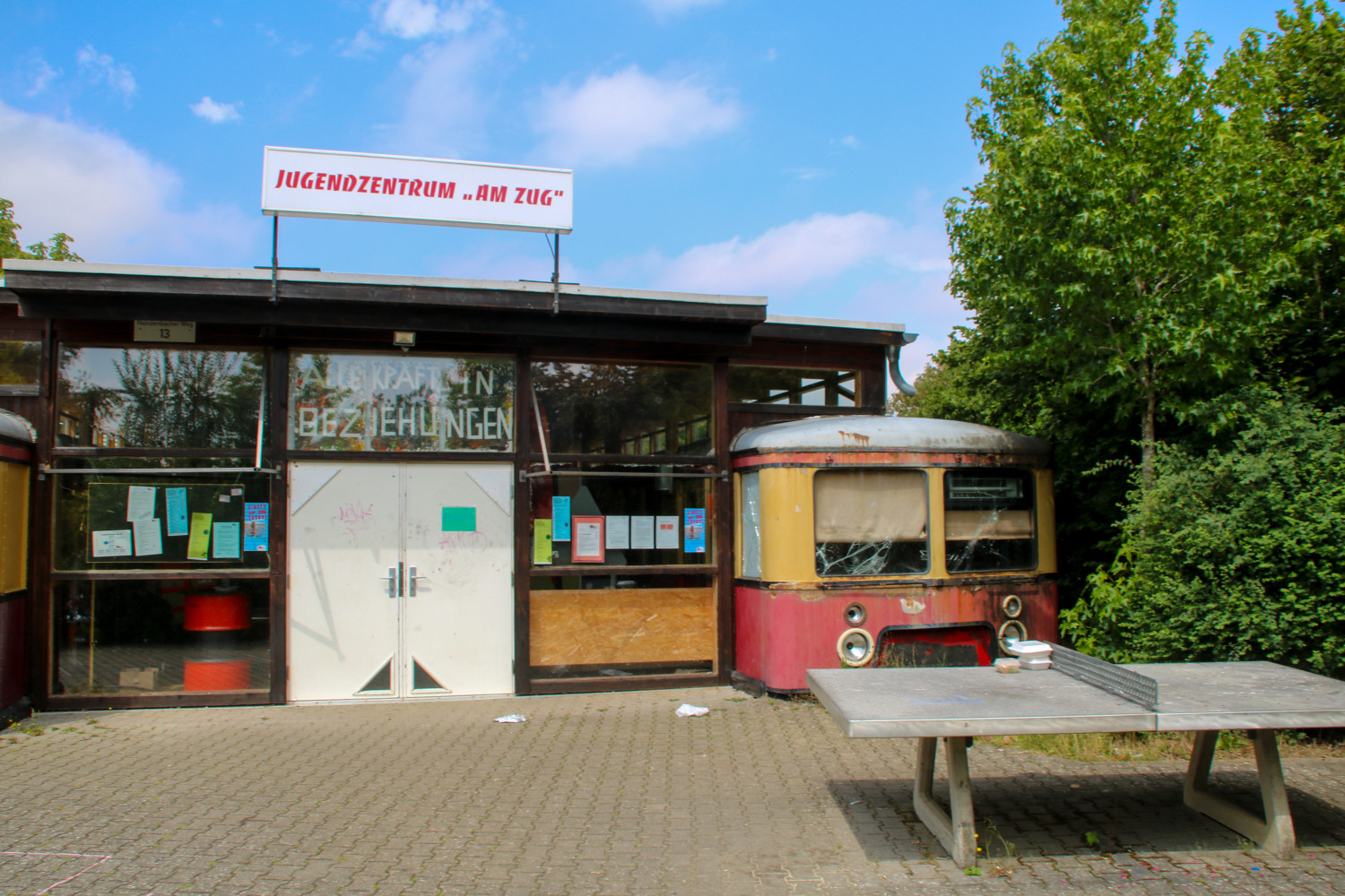 Fernab seiner alten Heimat steht 472 372 der S-Bahn Berlin bei einem Jugendtreff in Kirchberg im Hunsrück, aufgenommen am 20.07.2020.