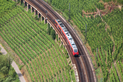 Ein 442 der DB auf dem Pündericher Hangviadukt, aufgenommen am 18.07.2020.