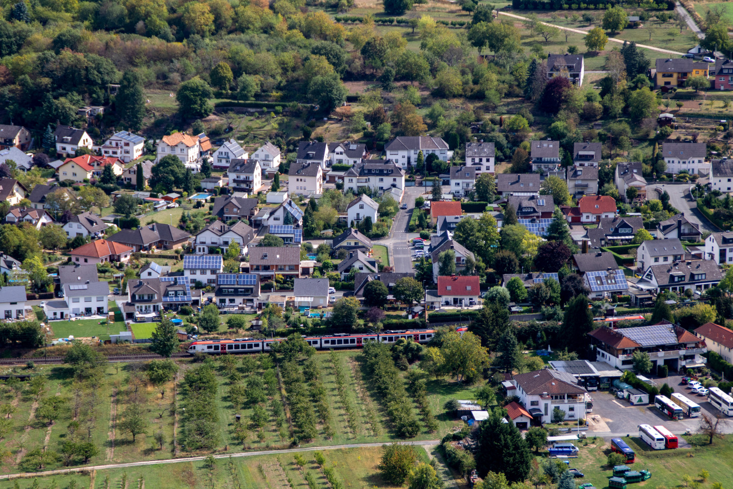 Ein FLIRT der VIAS durchquert den Ort Filsen, aufgenommen am 19.07.2020.