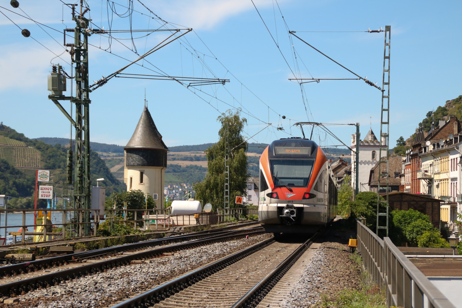Ein FLIRT der VIAS verlässt den Bahnhof Kaub, aufgenommen am 23.07.2020.