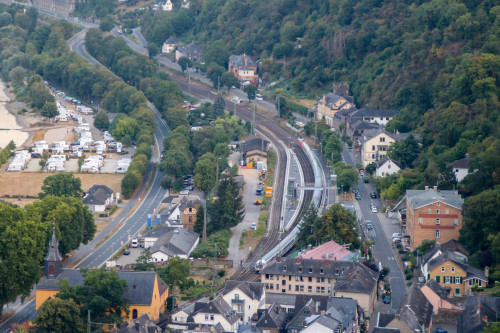 Eine 101 eilt mit ihrem IC durch den Bahnhof Bacharach, aufgenommen am 08.08.2020.