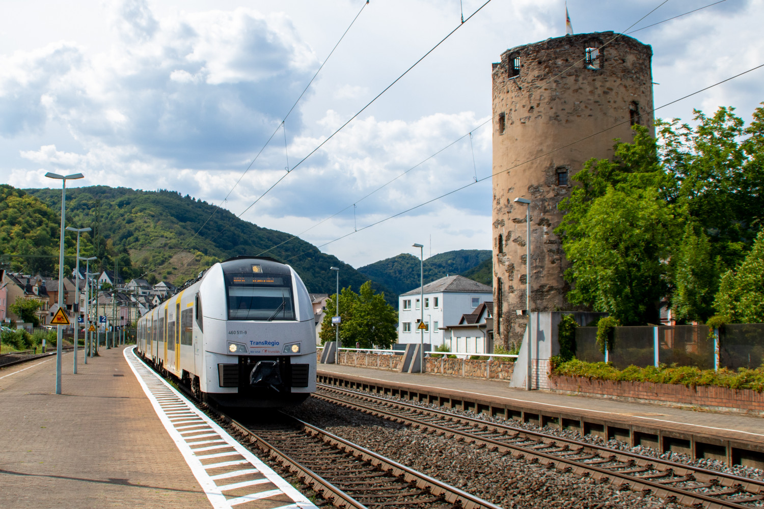 460 011 fährt in den Bahnhof Boppard ein, aufgenommen am 19.07.2020.