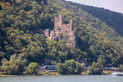Ein LINT der VLEXX an der Burg Reichenstein bei Bingen auf der Linken Rheinstrecke, aufgenommen am 08.08.2020.