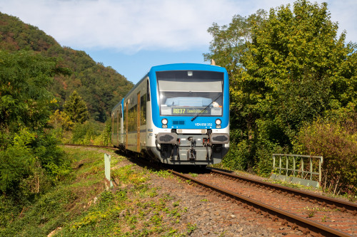 650 352 und 650 350 überqueren das kleine Viadukt bei Boppard auf der Hunsrückbahn, aufgenommen am 19.07.2020.