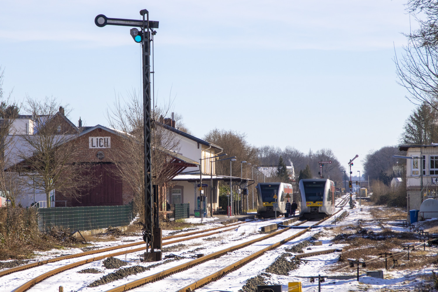 Zugkreuzug in Lich, 646 415 wartet auf 646 414, aufgenommen am 14.02.2021.