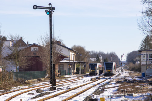 Zugkreuzug in Lich, 646 415 wartet auf 646 414, aufgenommen am 14.02.2021.