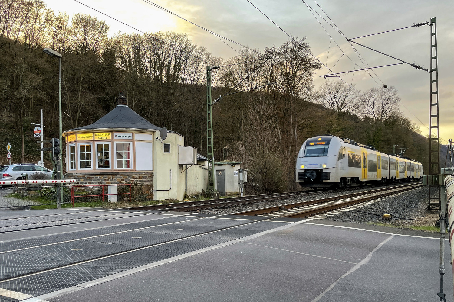460 005 kurz vor dem Bahnübergang bei Rhens auf der linken Rheinstrecke, aufgenommen am 26.03.2021.