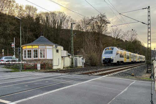 460 005 kurz vor dem Bahnübergang bei Rhens auf der linken Rheinstrecke, aufgenommen am 26.03.2021.