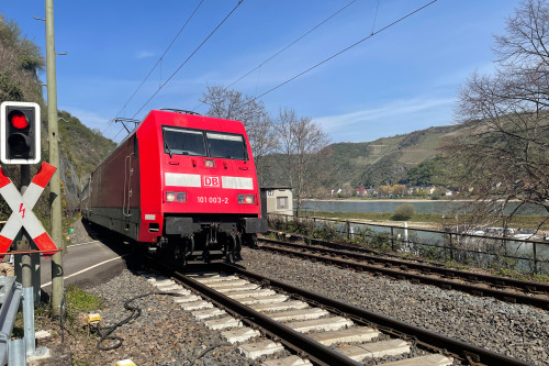 101 003 überquert den Bahnübergang in St. Goar auf der linken Rheinstrecke, aufgenommen am 24.04.2021.