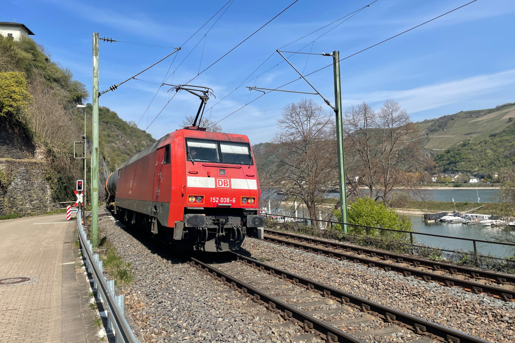 185 038 überquert den Bahnübergang in St. Goar auf der linken Rheinstrecke, aufgenommen am 24.04.2021.