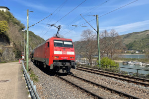 185 038 überquert den Bahnübergang in St. Goar auf der linken Rheinstrecke, aufgenommen am 24.04.2021.