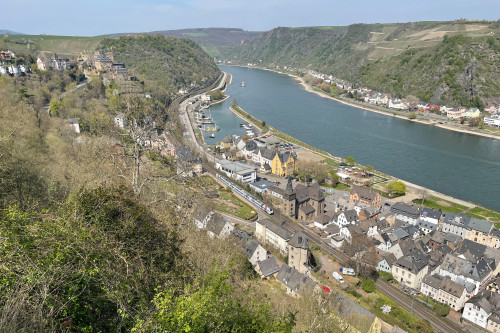 Ein 429 von DB Regio durchquert St. Goar auf der linken Rheinstrecke, aufgenommen am 24.04.2021.