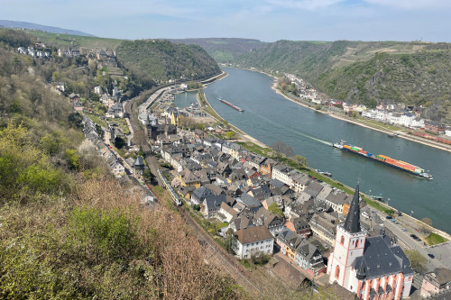 Ein 460 von Trans-Regio durchquert St. Goar auf der linken Rheinstrecke, aufgenommen am 24.04.2021.