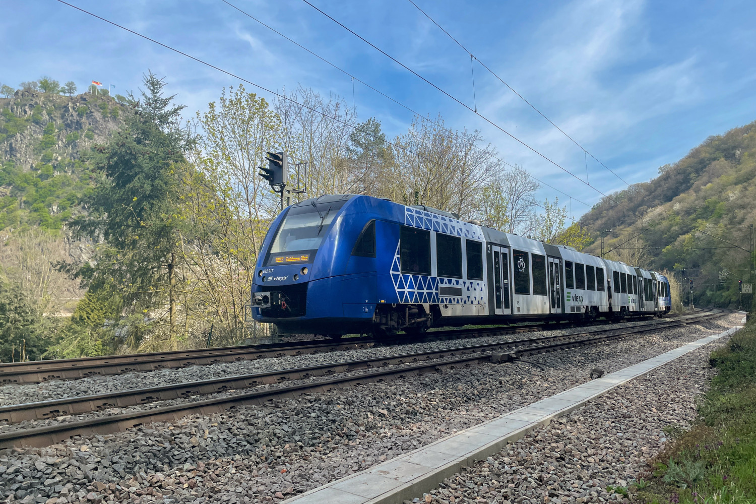 Ein LINT der VLEXX gegenüber des Loreleyfelsen auf der linken Rheinstrecke, aufgenommen am 24.04.2021.