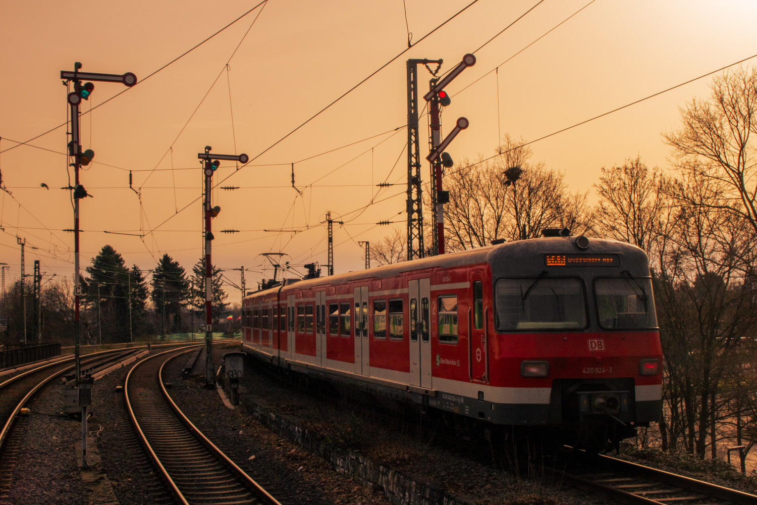 420 424 fährt in den Abstellbahnhof Düsseldorf ein, aufgenommen am 22.02.2021.