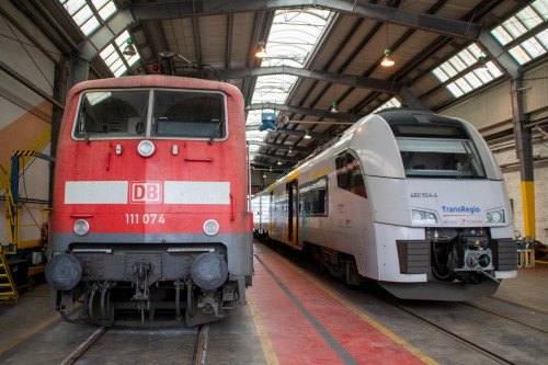 111 074 steht neben 460 004 im Abstellbahnhof Düsseldorf, aufgenommen am 22.02.2021.