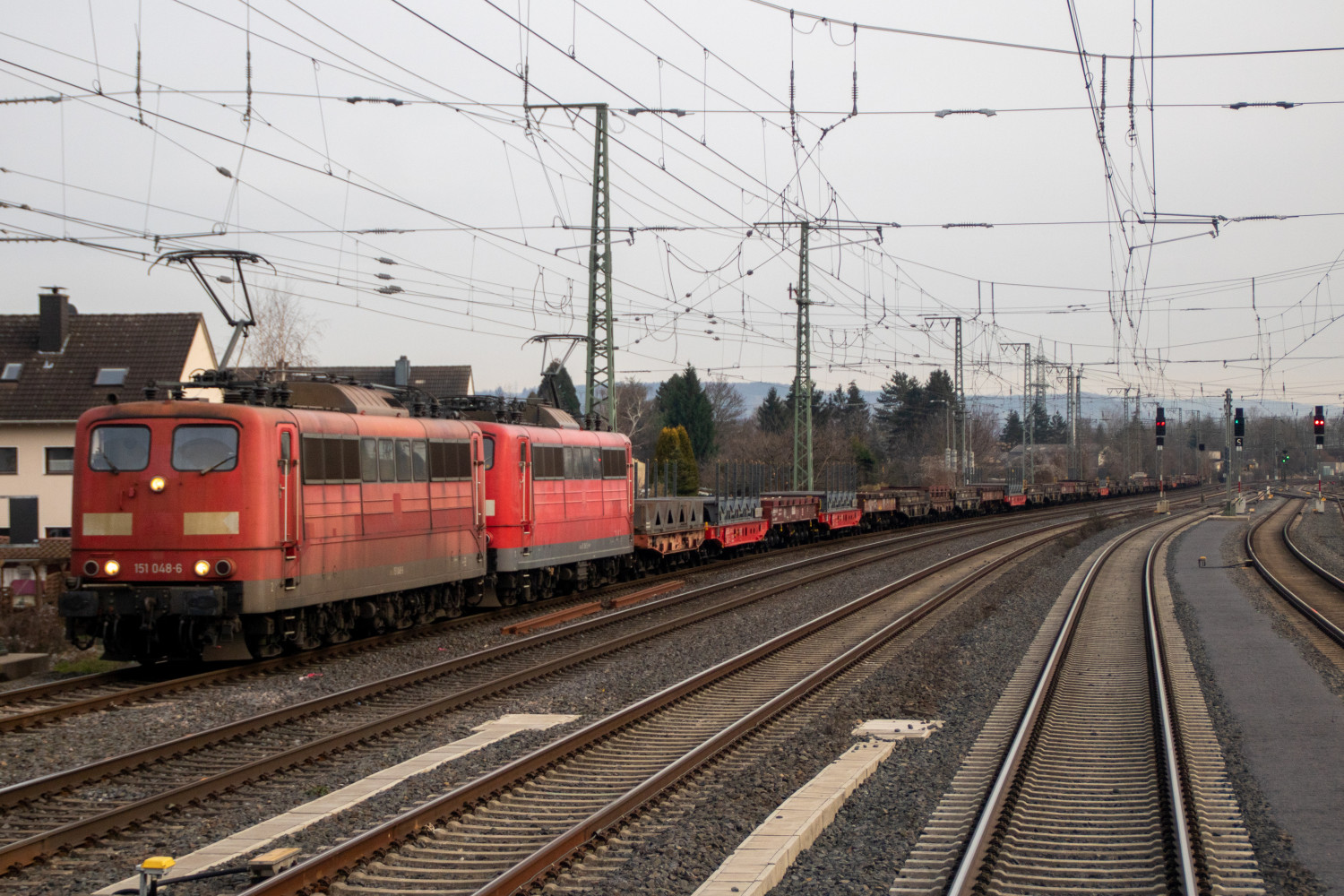 151 048 und eine weitere 151 stehen im Bahnhof Remagen auf der linken Rheinstrecke, aufgenommen am 22.02.2021.