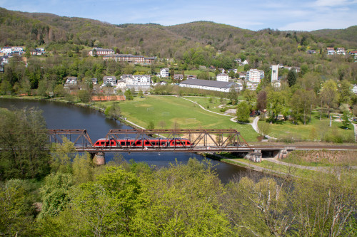 Ein 648 überquert die Lahnbrücke in Nassau auf der Lahntalbahn, aufgenommen am 09.05.2021.