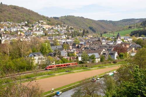 Ein 648 vor der Ortskulisse von Nassau auf der Lahntalbahn, aufgenommen am 09.05.2021.