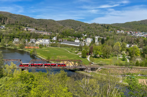 Ein 643 überquert die Lahnbrücke in Nassau auf der Lahntalbahn, aufgenommen am 09.05.2021.