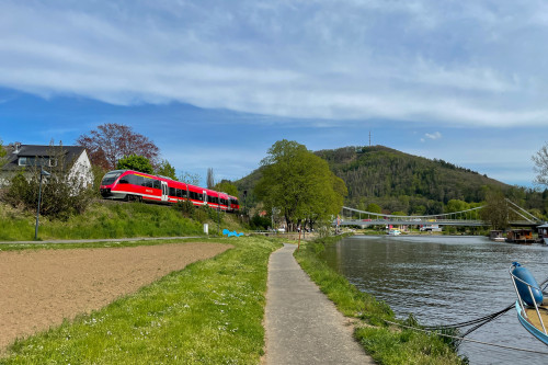 Ein 643 vor der Ortskulisse von Nassau auf der Lahntalbahn, aufgenommen am 09.05.2021.