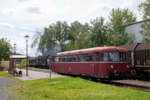 798 729 verlässt den Bahnhof Kalenborn auf der Kasbachtalbahn, aufgenommen am 11.08.2021.