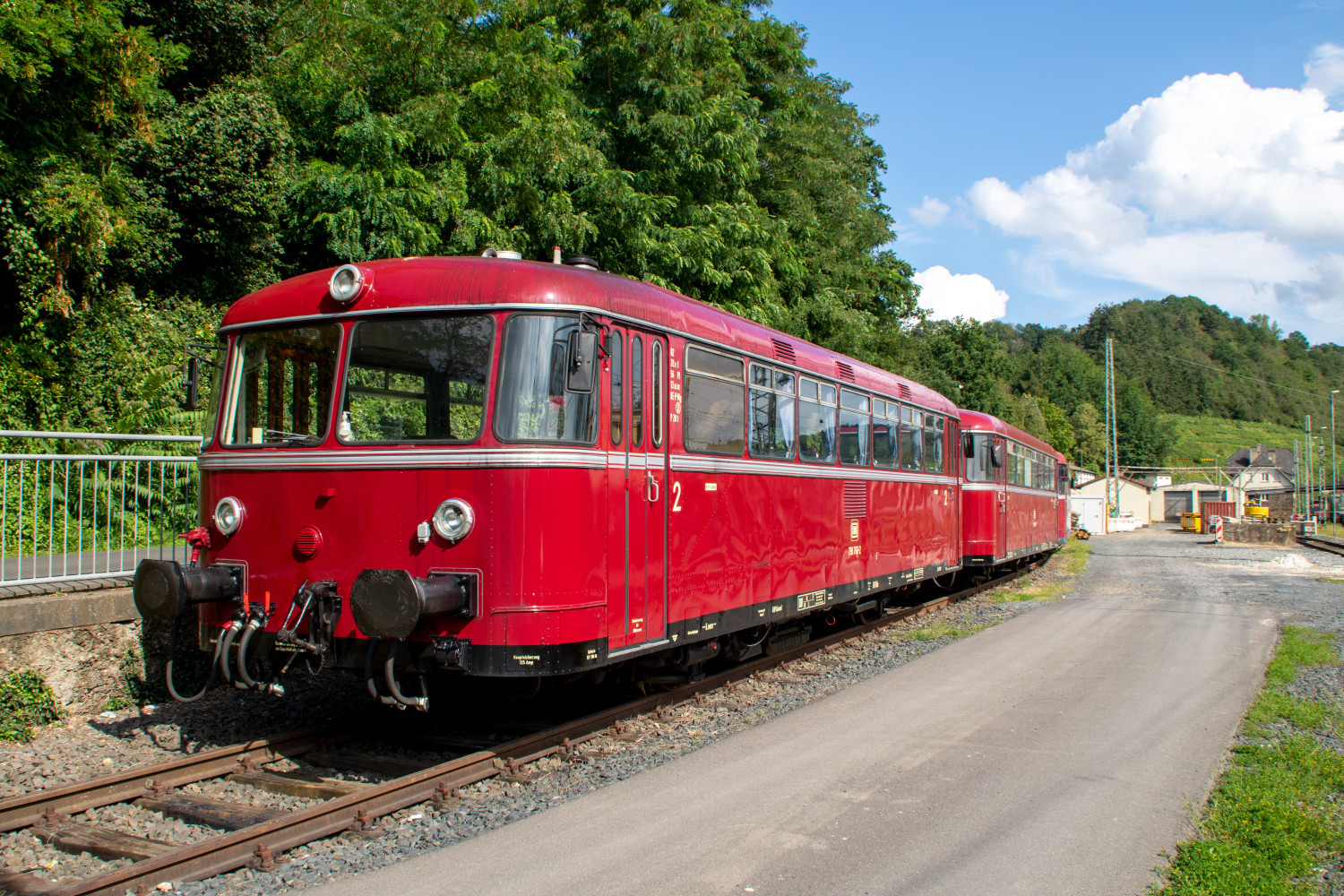 Im Bahnbetriebswerk Linz (Rhein) sonnen sich einige Schienenbusse, aufgenommen am 11.08.2021.