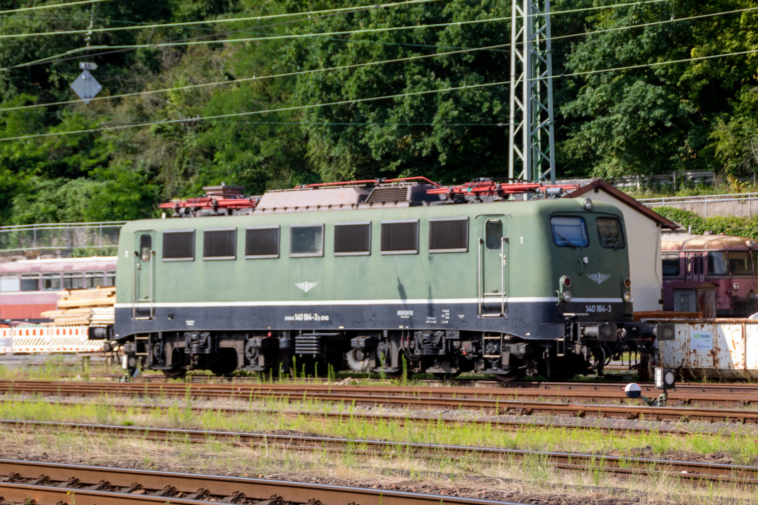 140 184 sonnt sich im Bahnbetriebswerk Linz (Rhein), aufgenommen am 11.08.2021.