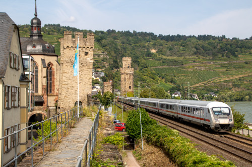 Ein IC bei Oberwesel auf der linken Rheinstrecke, aufgenommen am 13.08.2021.