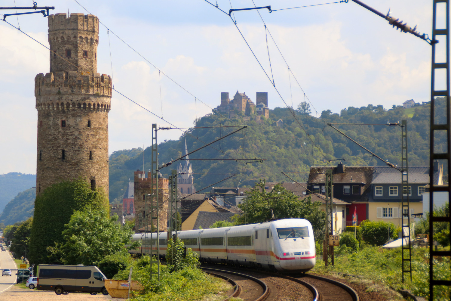 Ein ICE1 am Ochsenturm in Oberwesel auf der linken Rheinstrecke, aufgenommen am 12.08.2021.