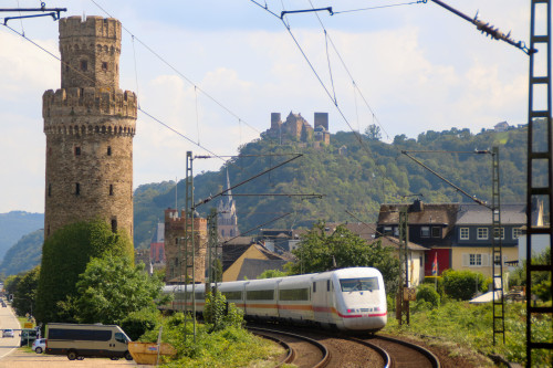 Ein ICE1 am Ochsenturm in Oberwesel auf der linken Rheinstrecke, aufgenommen am 12.08.2021.