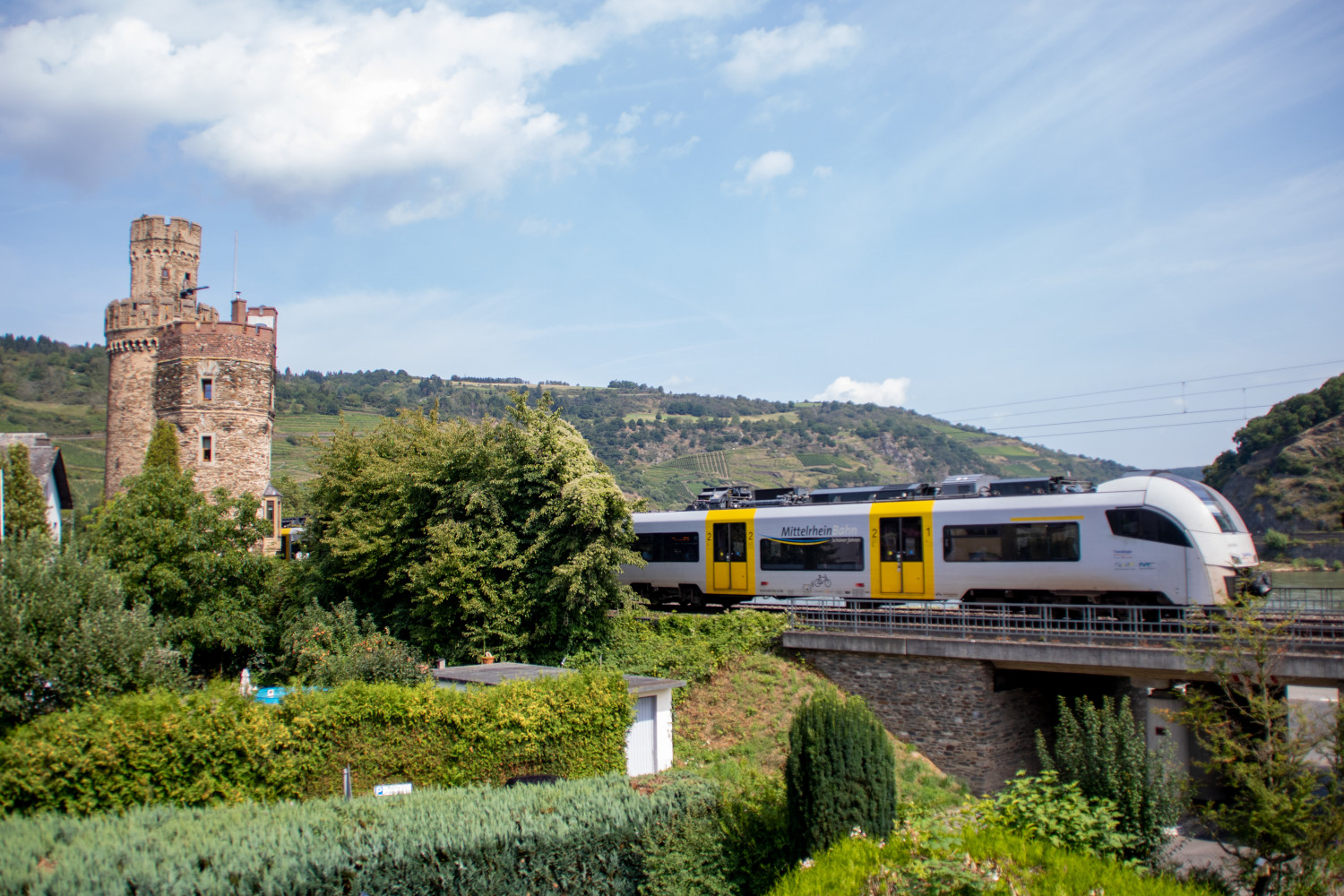 460 006 am Ochsenturm in Oberwesel auf der linken Rheinstrecke, aufgenommen am 12.08.2021.