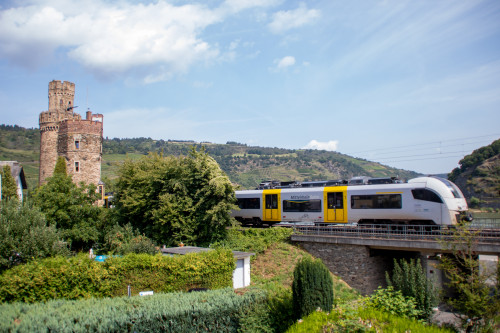 460 006 am Ochsenturm in Oberwesel auf der linken Rheinstrecke, aufgenommen am 12.08.2021.