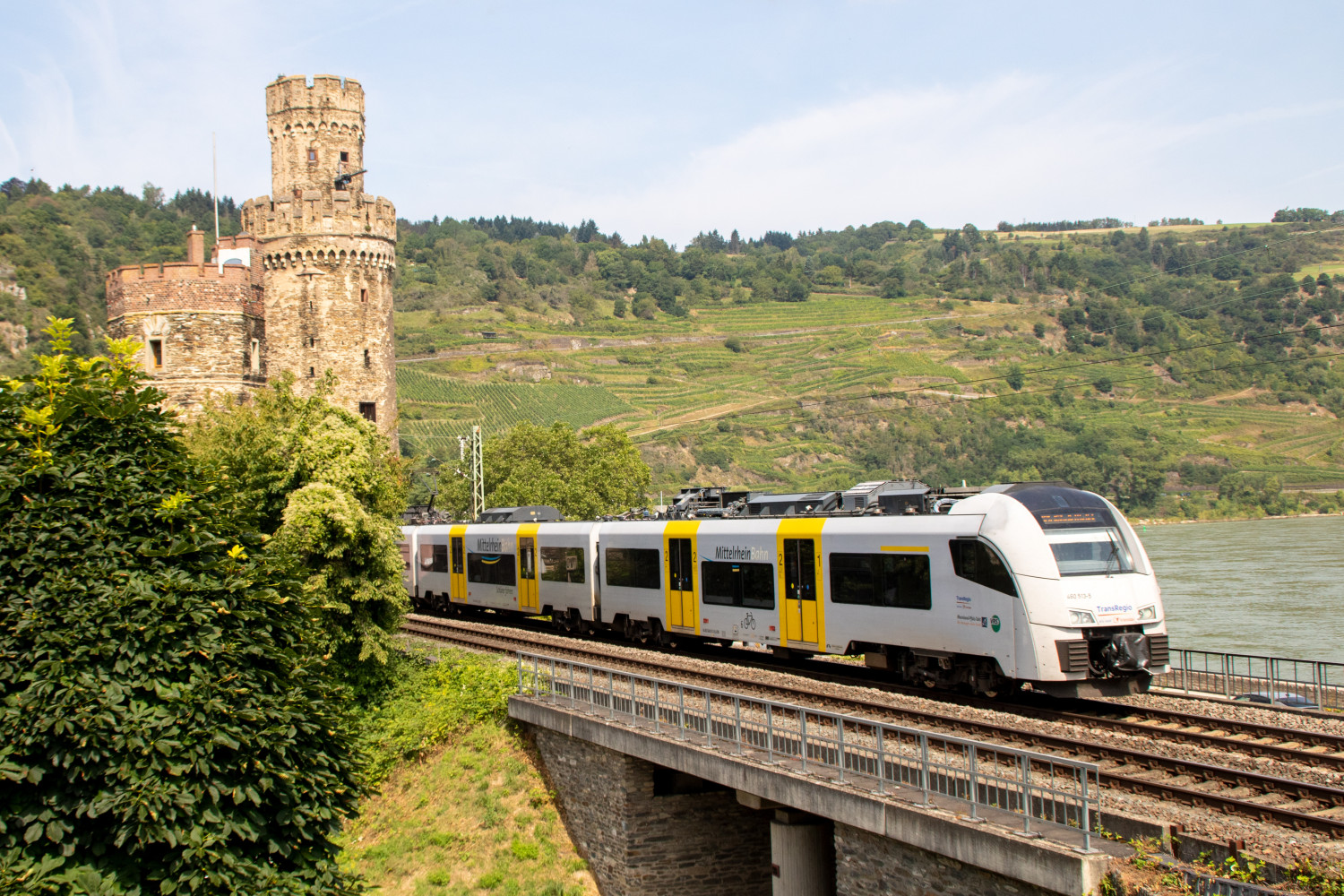 460 013 am Ochsenturm in Oberwesel auf der linken Rheinstrecke, aufgenommen am 12.08.2021.