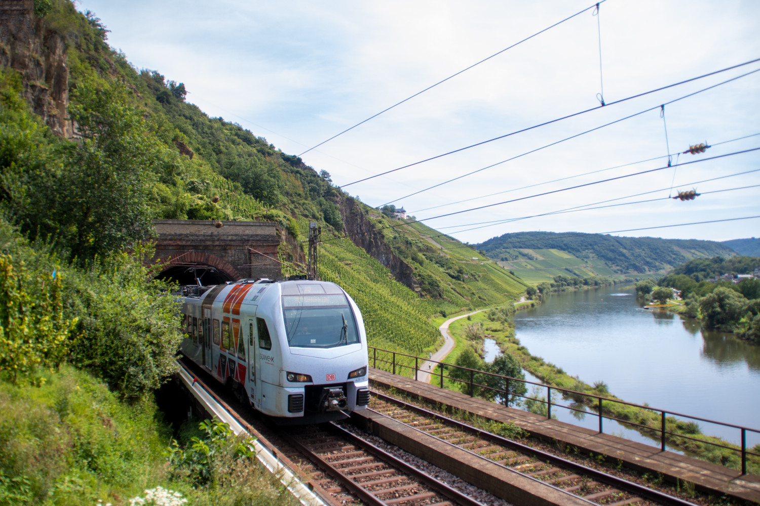 429 110 verlässt den Prinzenkopftunnel auf der Moselstrecke, aufgenommen am 15.08.2021.