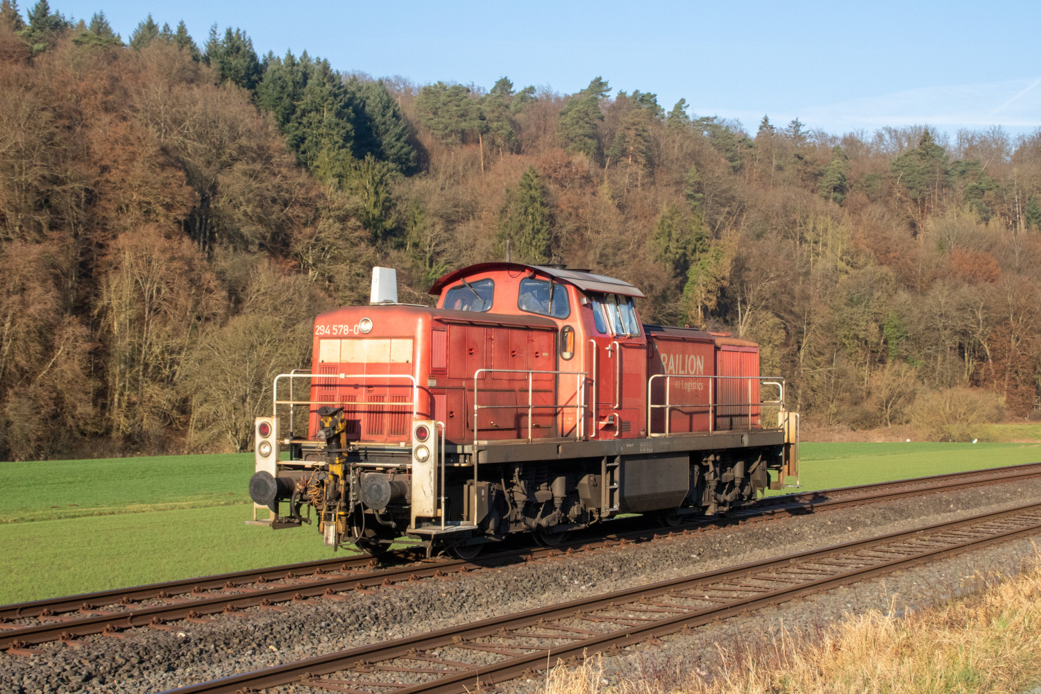 294 578 in den Feldern bei Aumenau auf der Lahntalbahn, aufgenommen am 19.01.2022.