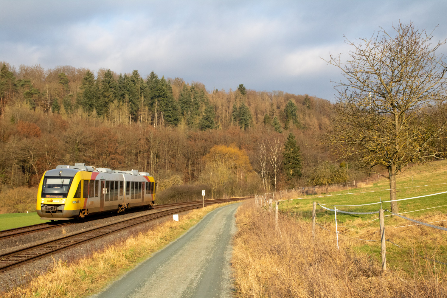 Ein 648 der HLB bei Aumenau auf der Lahntalbahn, aufgenommen am 19.01.2022.