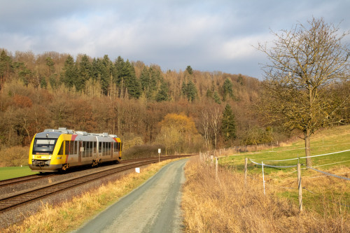Ein 648 der HLB bei Aumenau auf der Lahntalbahn, aufgenommen am 19.01.2022.