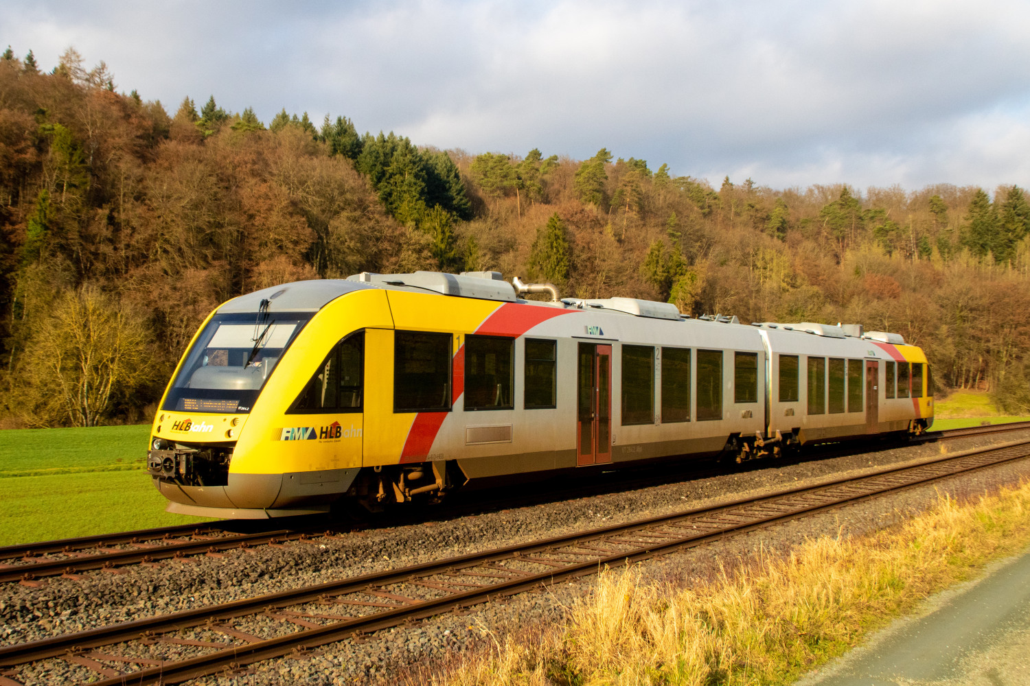 Ein 648 der HLB in der Nähe von Aumenau auf der Lahntalbahn, aufgenommen am 19.01.2022.