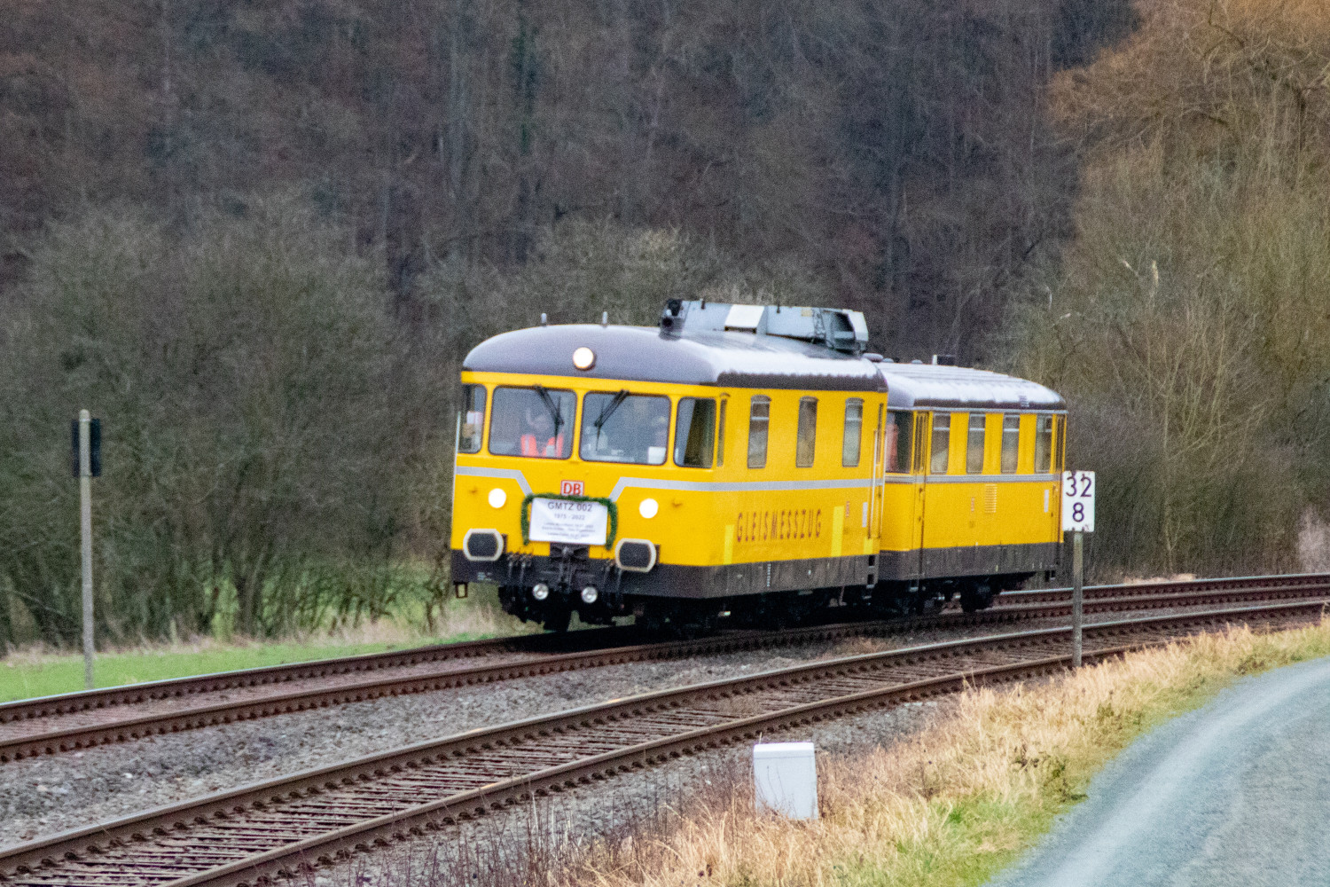 726 002 und 725 002 in der Nähe von Aumenau auf der Lahntalbahn, aufgenommen am 19.01.2022.
