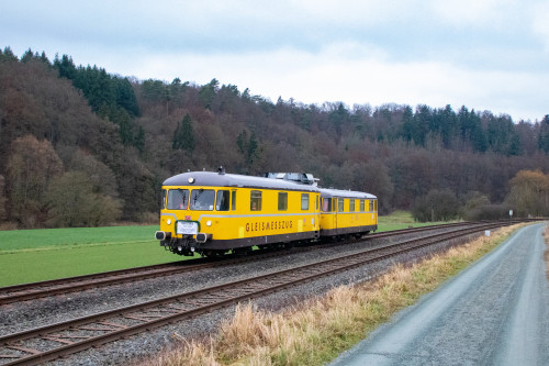 726 002 und 725 002 bei Aumenau auf der Lahntalbahn, aufgenommen am 19.01.2022.