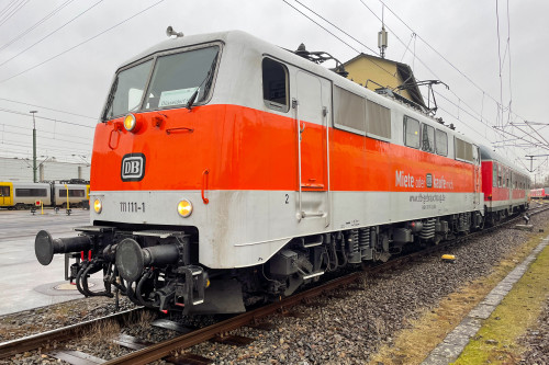 111 111 steht im Abstellbahnhof Düsseldorf, aufgenommen am 18.02.2022.