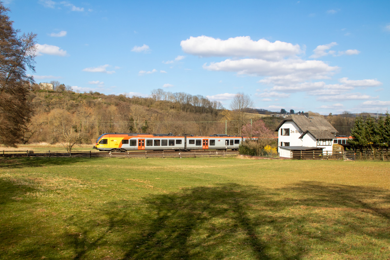 Ein 429 der HLB bei einem Reiterhof bei Asslar auf der Dillstrecke, aufgenommen am 27.03.2022